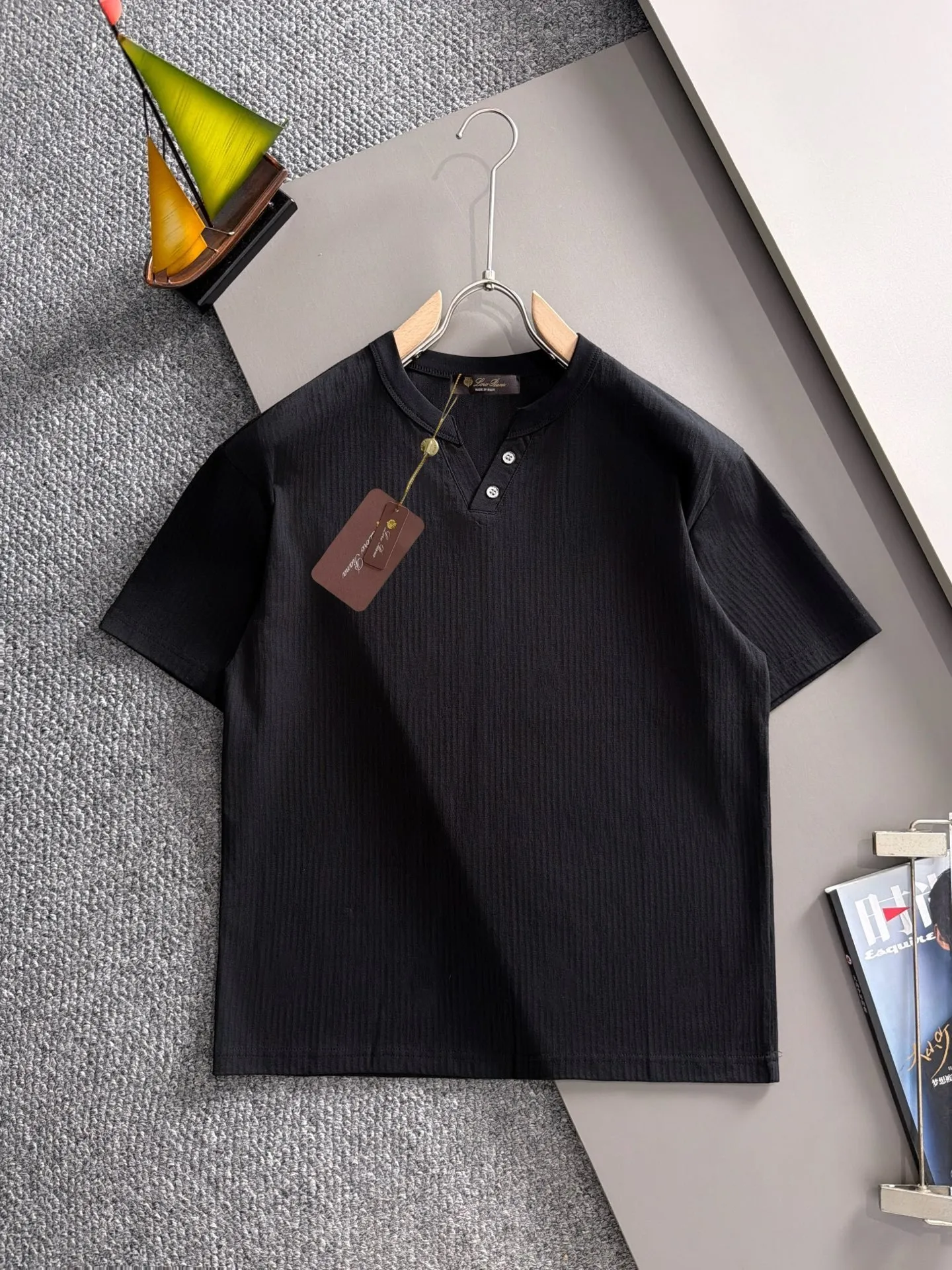 LP high quality Loro Piana 26ss New Arrival men's short-sleeved T-shirt, complete with three labels, made of linen high-weight special yarn, feels full of weight when weighed, and the upper body is more textured than ordinary T-shirts. This texture can cope with the weather easily and is suitable for both hot and cold. Loose fit design, looks noble. Size: M to 4XL